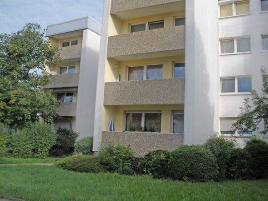 Rückansicht Wohnhaus mit Balkonen und Außenanlage