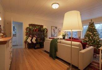 Wohnzimmer weihnachtlich mit KI generiert