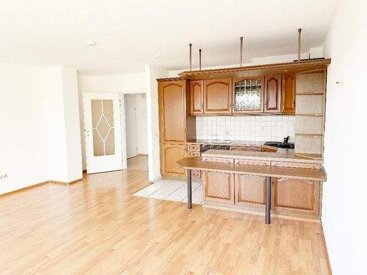 Wohnzimmer mit Blick Richtung Küche und Flurbereich