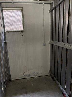 Kellerabteil mit Fenster und Strom