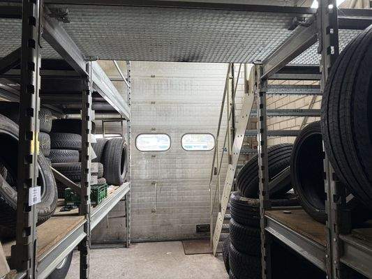 Lager mit Sektionaltor