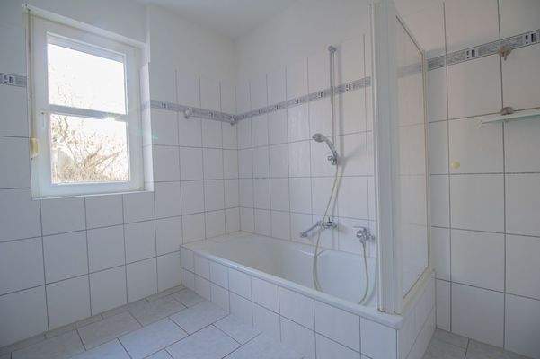 Badewanne mit Duschmöglichkeit 