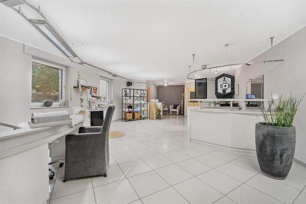 Souterrain großer Behandlungsraum