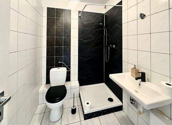 makellos ETW HRO K-M-Str. 64 WE4 Duschbad.jpg