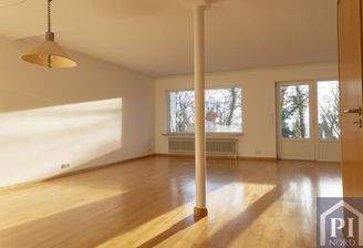 Lichtdurchflutetes Wohnzimmer