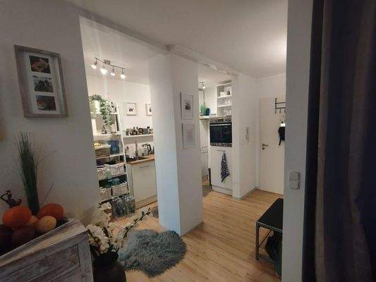 Flur und Blick in die Küche