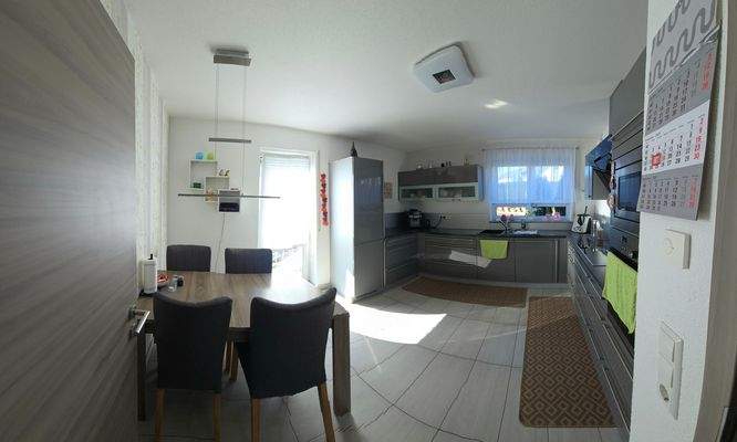 Großzügiger Küchenbereich mit Einbauküche und angrenzender Speisekammer