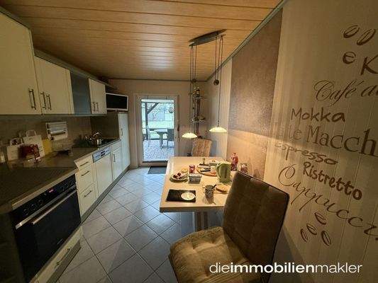 Küche mit Zugang zur Terrasse