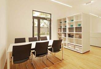 Besprechungsbereich mit Zugang über Fußgängerweg