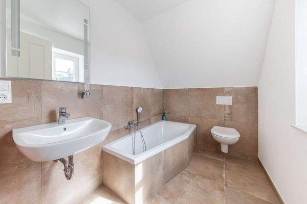 Bad 2 OG mit Badewanne