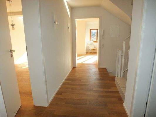Heller Flur mit Holzboden