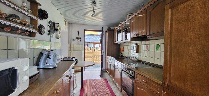 SEPARATE KÜCHE INKL. EBK MIT TERRASSENAUSGANG