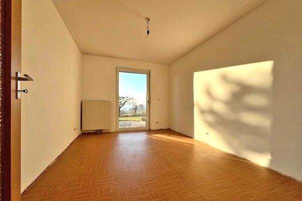 Esszimmer mit Ausgang zur Terrasse