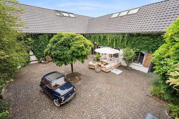 Innenhof mit Lounge und Sitzbereich