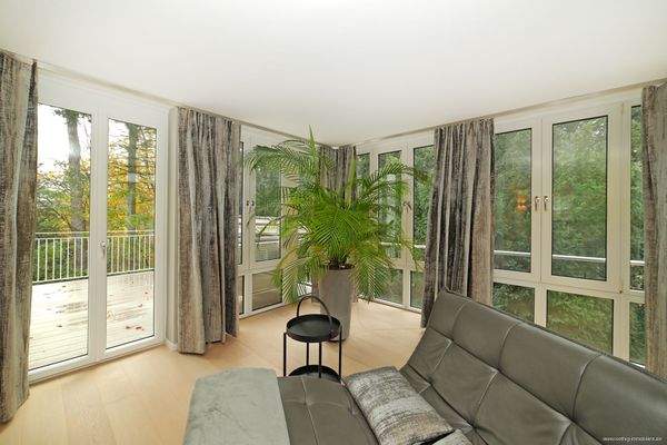 lichtdurchfluteter Wohnbereich