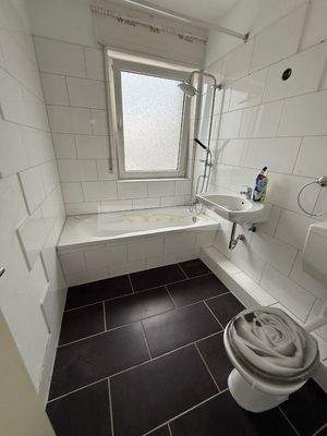 Bad mit Badewanne und Fenster