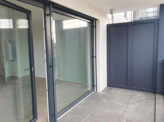 auf dem Süd-West-Balkon, überdacht