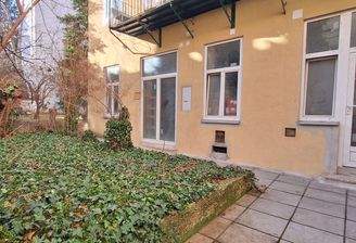 Eingang und Teil des Eigengartens