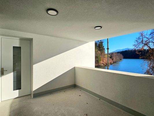 Wohnungstür und Aussicht