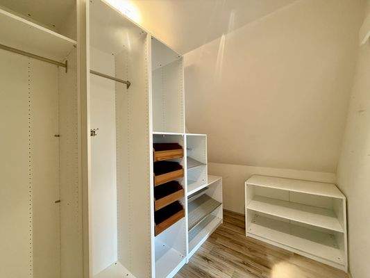 Ankleidezimmer im DG