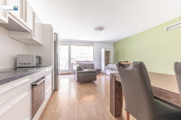 Wohn- / Esszimmer mit Küchenzeile (ca. 24,10 m²)