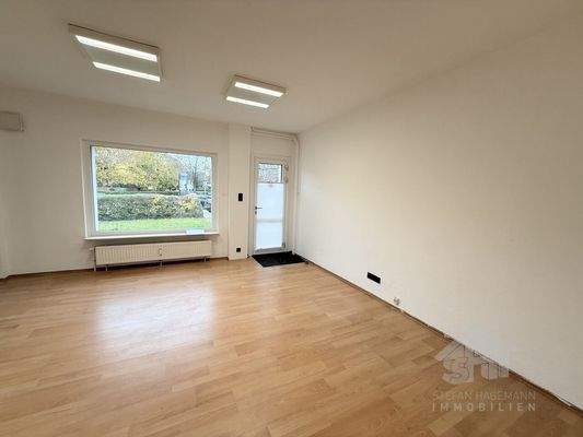 Blick zum Eingang Raum links