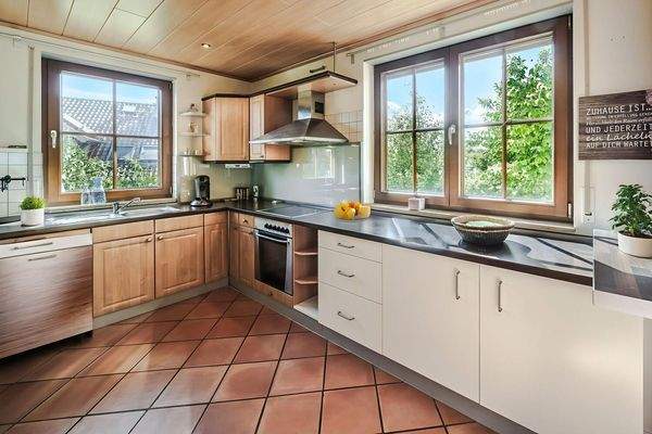 Helle geräumige Küche