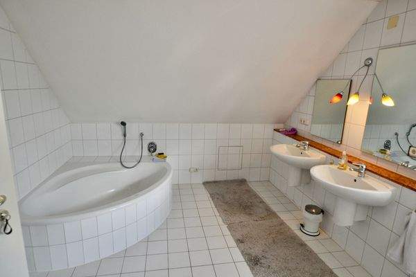 Badezimmer mit Wanne...