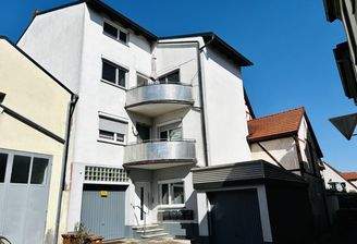 Ruhig gelegenes 3-Fam.-Wohnhaus mit Balkone und Garagen "An der Mauer 10"