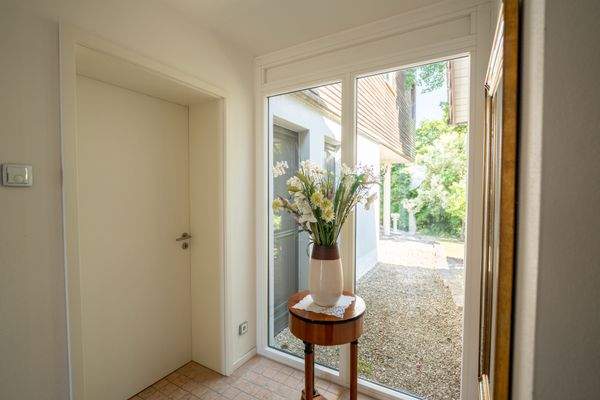 Diele mit Blick auf den Garten