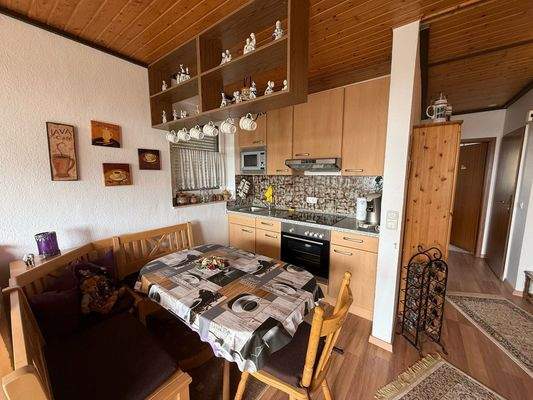 Küchenzeile mit Esstisch