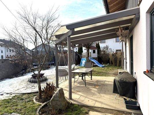 mit Garten und überdachter Südterrasse (Pergola)
