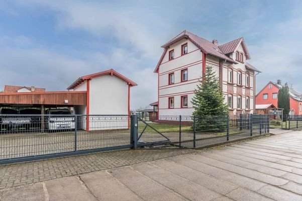Hausansicht mit Nebengebäude