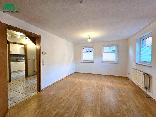 EG: Wohnzimmer, 4 Fenster