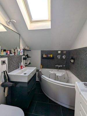 Bad m. Wanne, Waschbecken, WC, DFF, WM-Anschluss