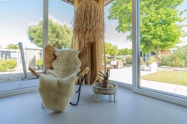 Wohnzimmer Chalet Schouwen Duin Schiebetür Garten 