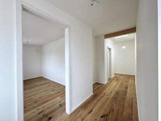 weitläufiger Flur mit Dachfenstern