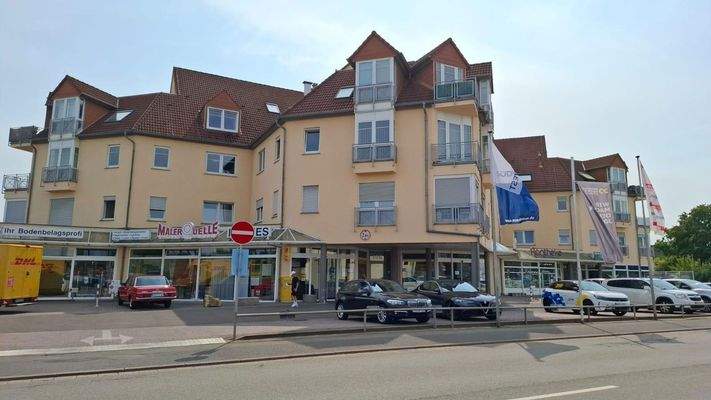 Straßenansicht mit Parkplätzen