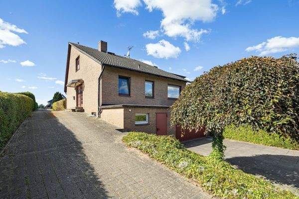 Rückseite des Hauses mit Auffahrt und Doppelgarage