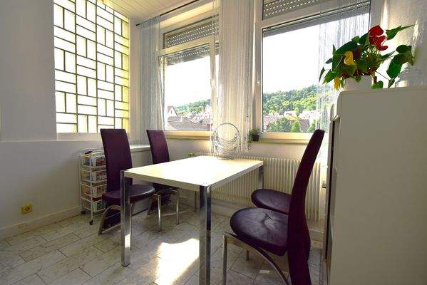 Esszimmer mit Blick ins Grüne