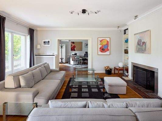 Wohnzimmer mit Kamin in der 1. Etage