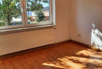 Sonniges Zimmer mit Fenster