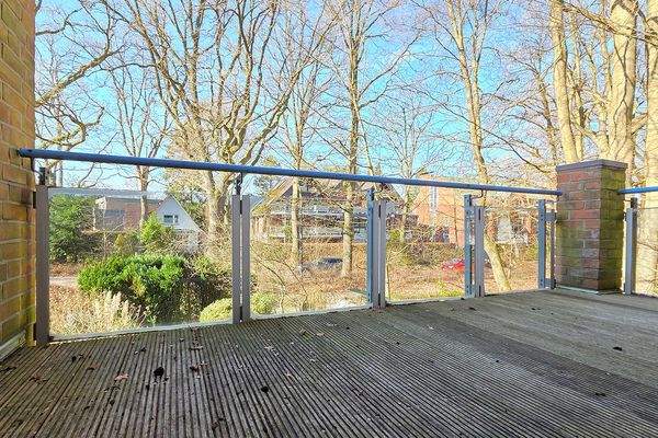 Der West-Balkon in Alleinlage ist im Sommer von sattem Grün umrahmt