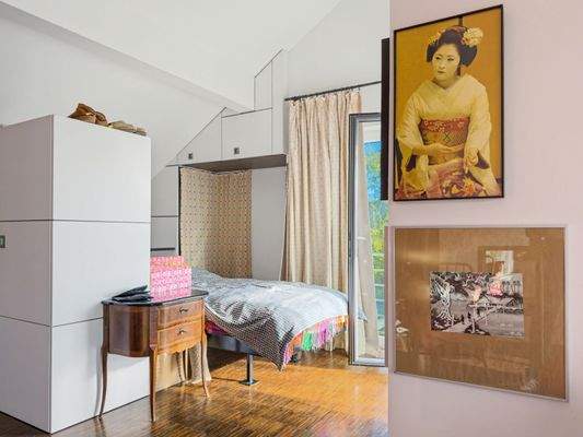 Schlafbereich mit mobilem Schrankelement und Ausgang auf den Südbalkon im Obergeschoss Einheit A