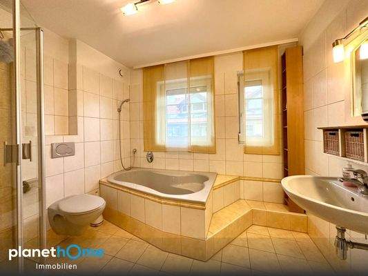 Wannenbad mit Dusche und WC