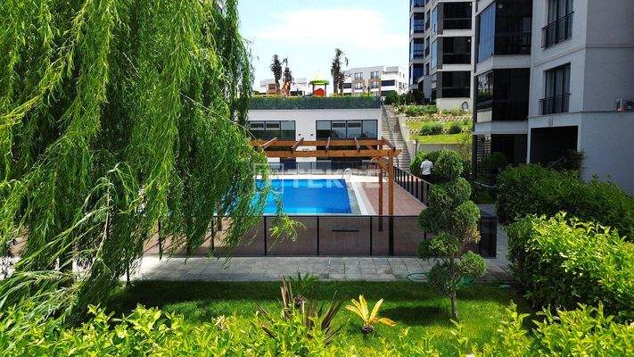 Ready-to-Move-In Apartments in a Complex with a Pool in Nilüfer