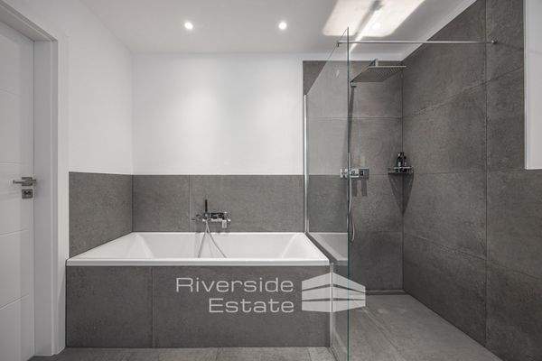 Bad mit Wanne und Dusche 