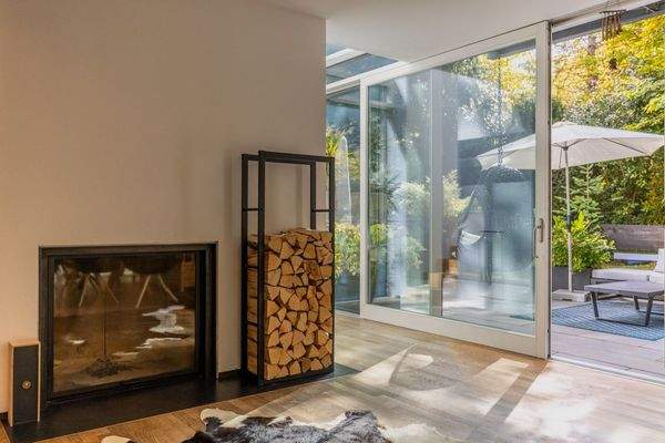 Glasfront und Kamin - Wohlfühlen zu jeder Jahreszeit.