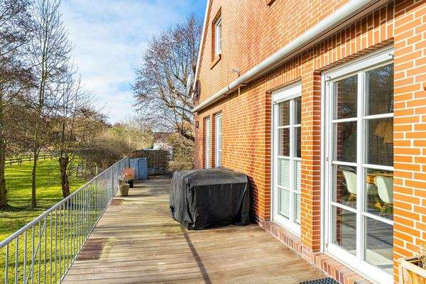 Großzügige Terrasse mit Markise, Blick ins Grüne