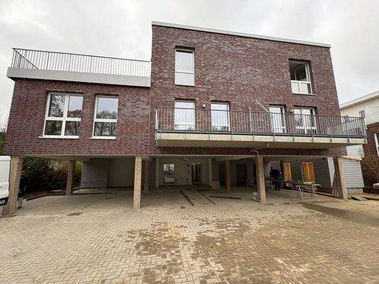 74_Eingang mit überdachten Parkplätzen.jpg